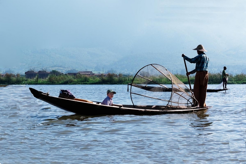 Birmanie Lac Inle personnes sur le lac
